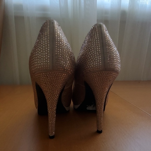 LE Chateau diamond Heels - Picture 2 of 3